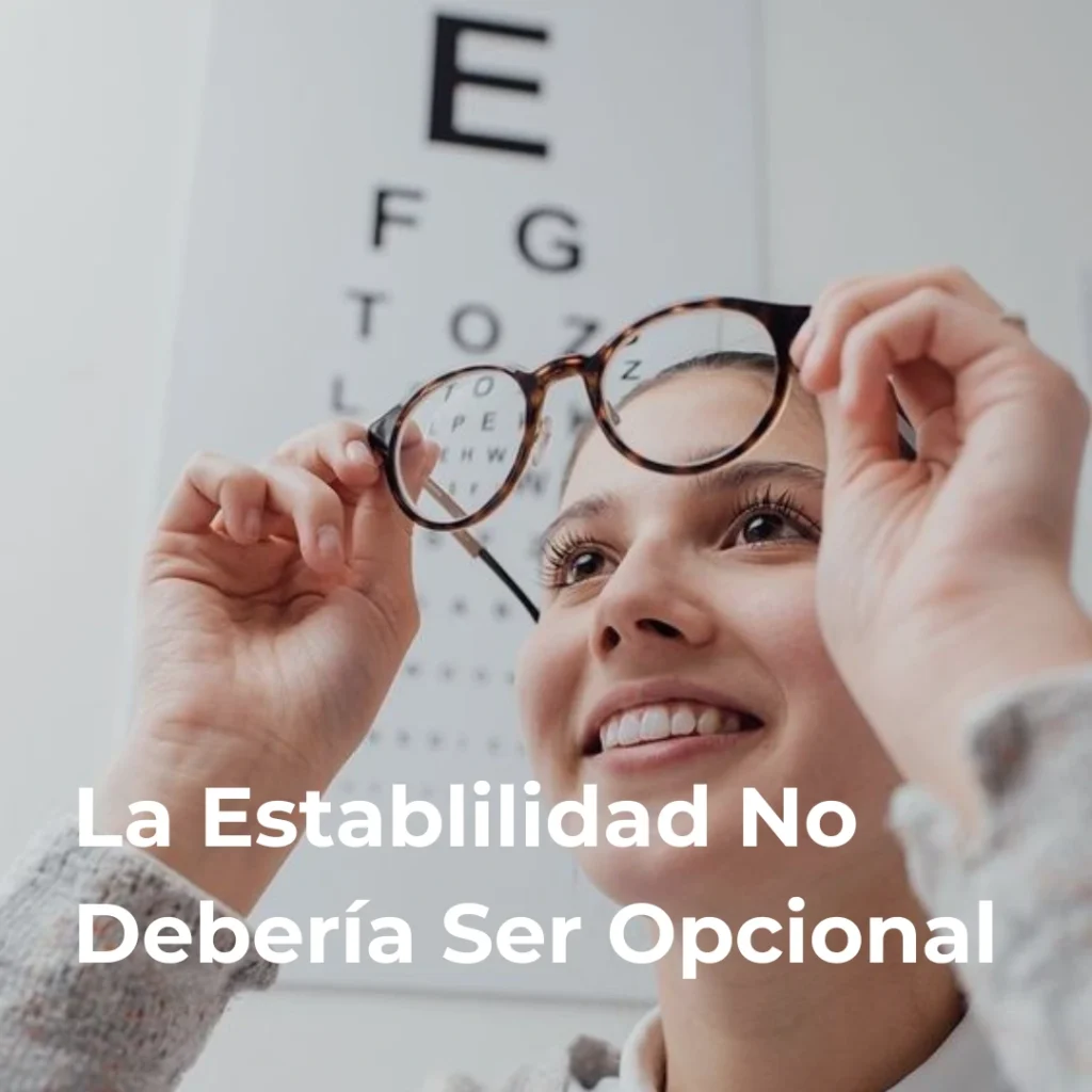 Persona probándose gafas frente a una tabla optométrica durante un examen visual en Óptica Newton Bogotá