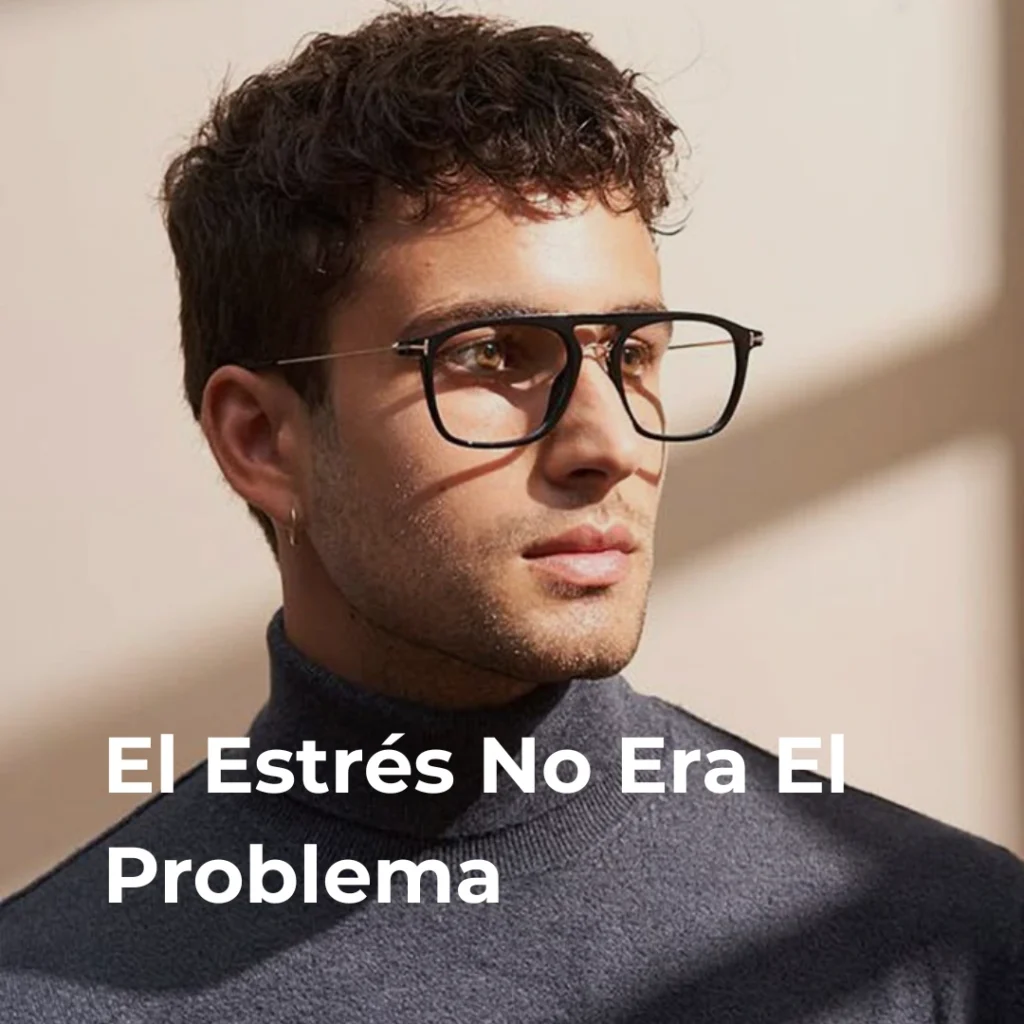 Hombre usando gafas de diseño moderno con luz natural en el rostro — Óptica Newton Bogotá