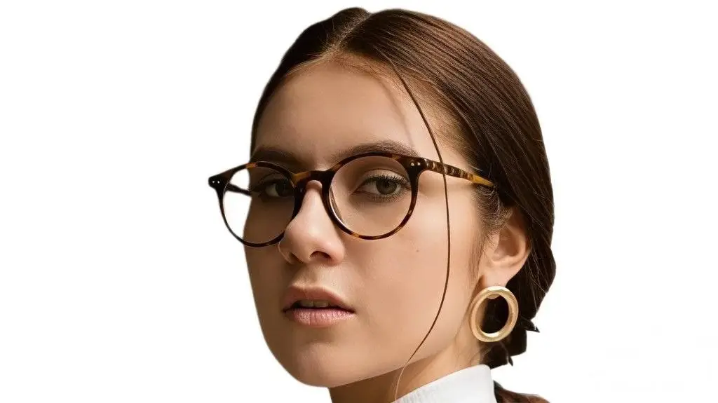 Persona usando monturas redondas estilo carey en fondo blanco, disponible en Óptica Newton Bogotá