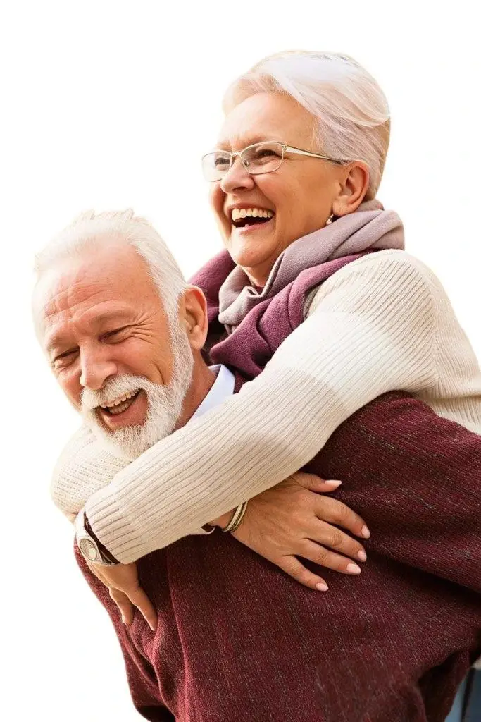 Pareja adulta mayor sonriendo mientras usa gafas, representando buena salud visual en Óptica Newton Bogotá