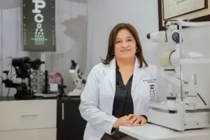 Profesional de optometría en consultorio realizando atención visual en Óptica Newton Bogotá