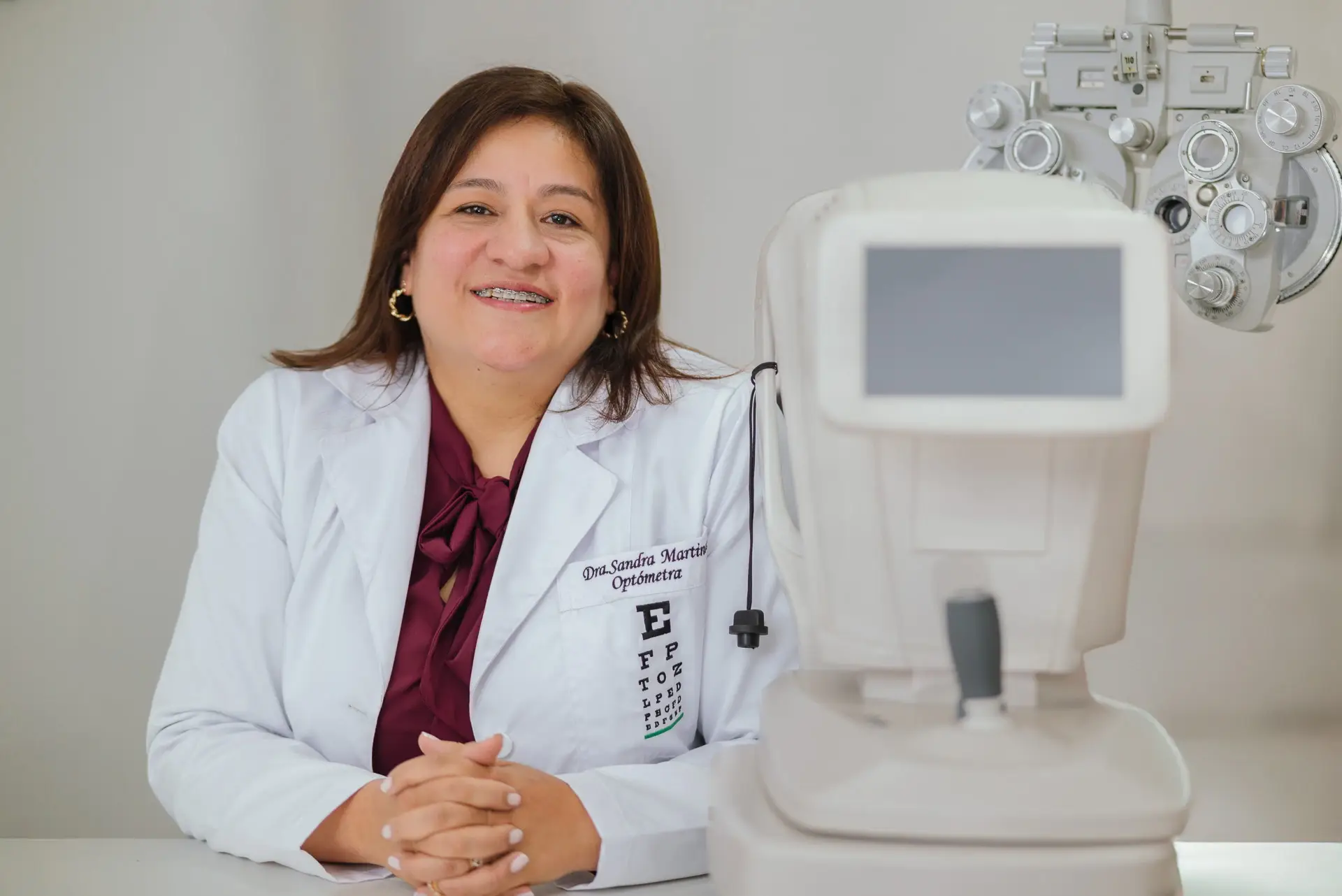 Optómetra en consultorio junto a equipos de diagnóstico visual en Óptica Newton Bogotá