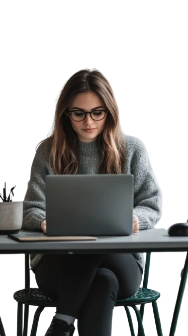 Mujer trabajando frente a una tablet en una oficina, usando gafas formuladas para reducir el cansancio visual.